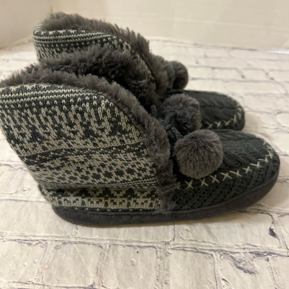 TARGET GREY SWEATER LIKE FAUX FUR SLIPPER BOOTIES WITH POMS WOMEN’SIZE 7-8